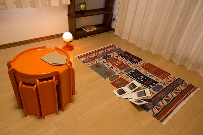 オレンジの丸テーブルを使った風水インテリアコーディネート