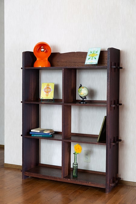 木製の本棚を使ったインド風水ヴァーストゥのアルター